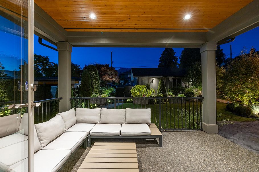 358 W 15th Street North Vancouver, BC - 30