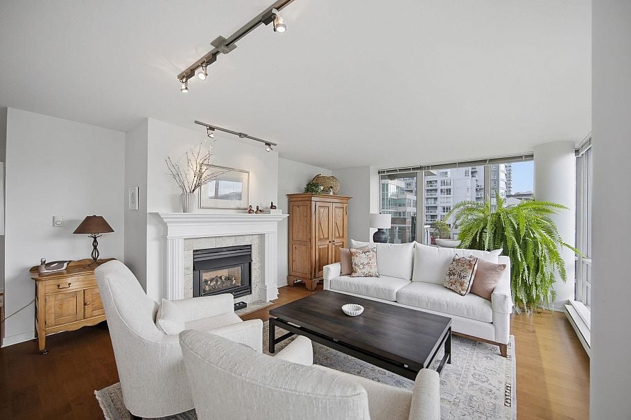 706 1500 Hornby Street Vancouver, BC - 3