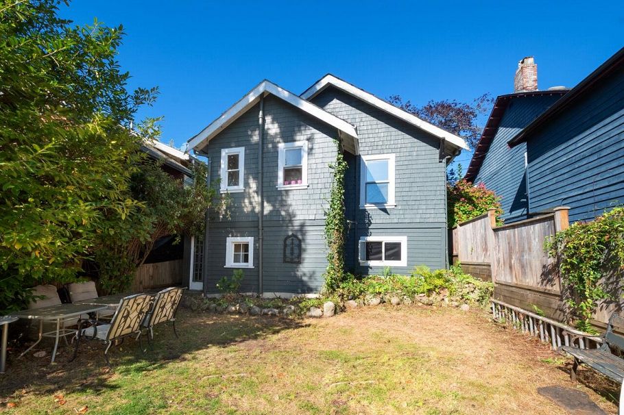 219 E 29th Street North Vancouver, BC - 25