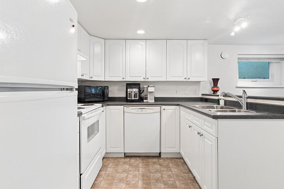 558 W 19th Avenue Vancouver, BC - 24