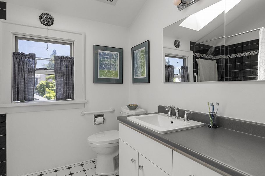 4234 W 9th Avenue Vancouver, BC - 24