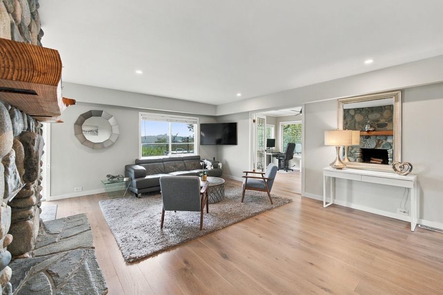 1103 Cloverley Street North Vancouver, BC - 10