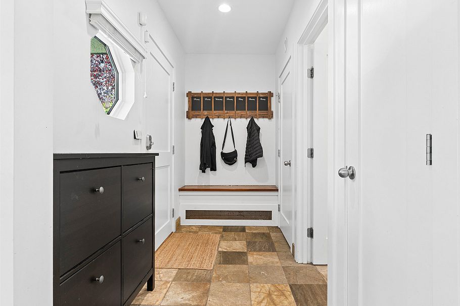 558 W 19th Avenue Vancouver, BC - 2
