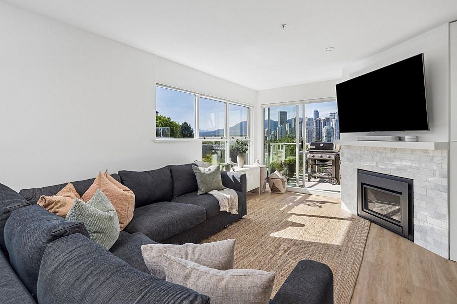 103 933 W 8th Avenue Vancouver, BC - 2