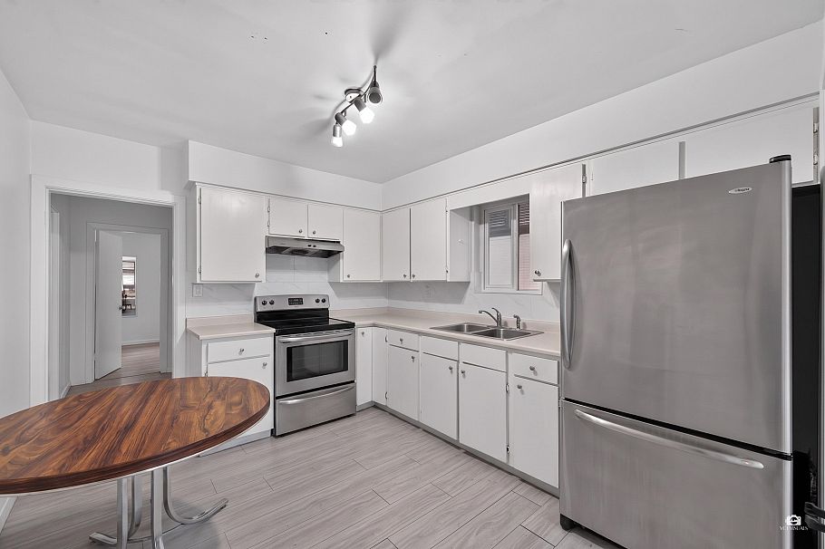 2528 E 24th Avenue Vancouver, BC - 9