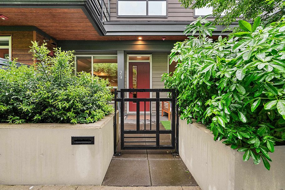 29 533 E 3rd Street North Vancouver, BC - 35