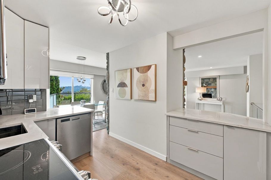 1103 Cloverley Street North Vancouver, BC - 31