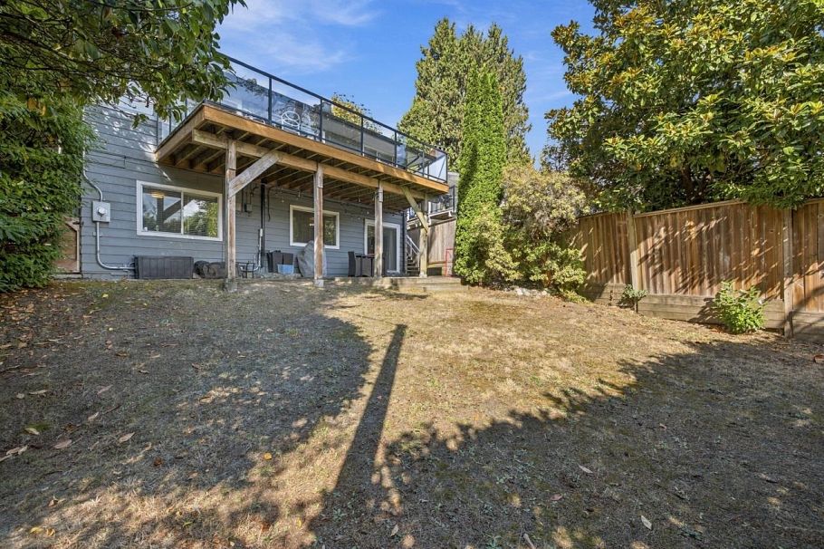 1103 Cloverley Street North Vancouver, BC - 38