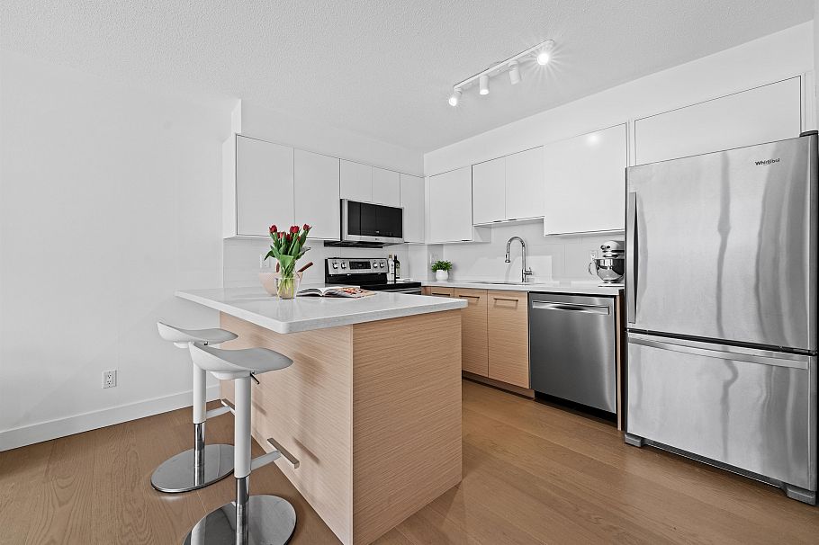 204 1633 W 8th Avenue Vancouver, BC - 2