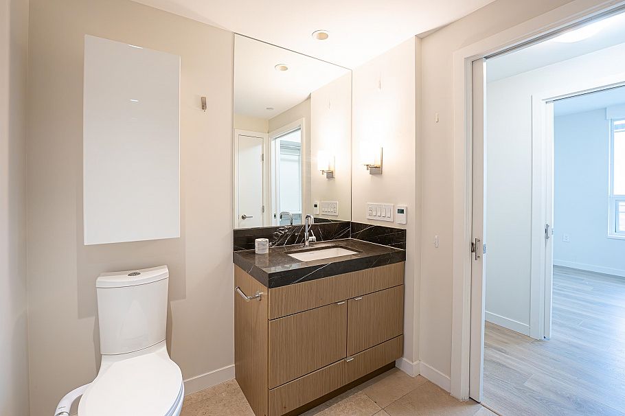 1607 125 E 14th Street North Vancouver, BC - 16