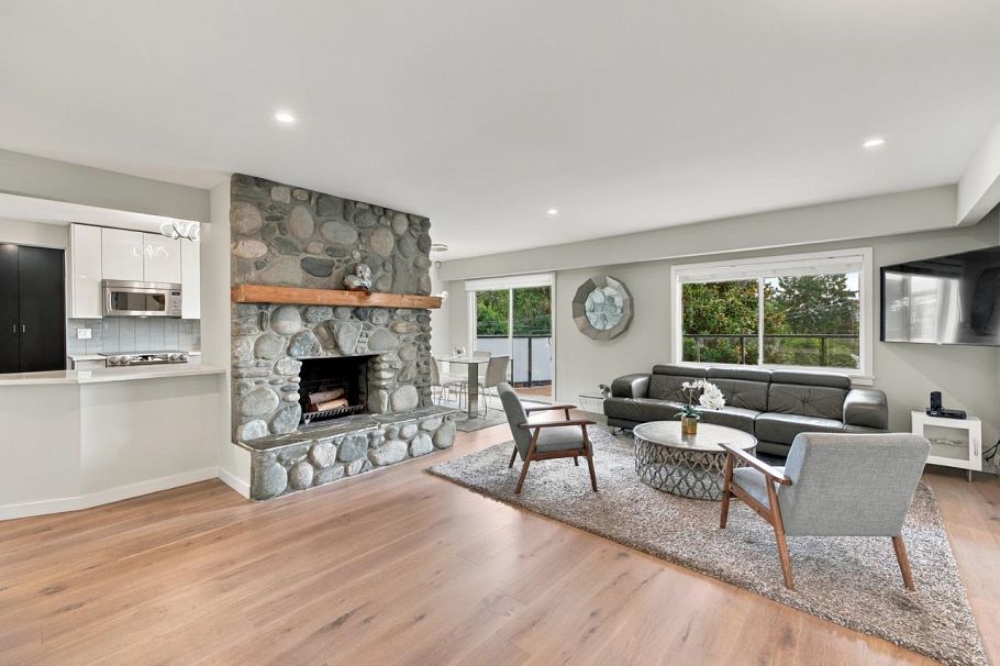 1103 Cloverley Street North Vancouver, BC - 1
