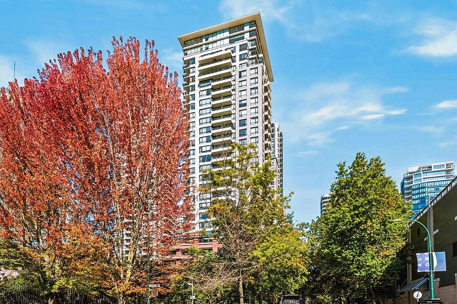 2105 977 Mainland Street Vancouver, BC - 1