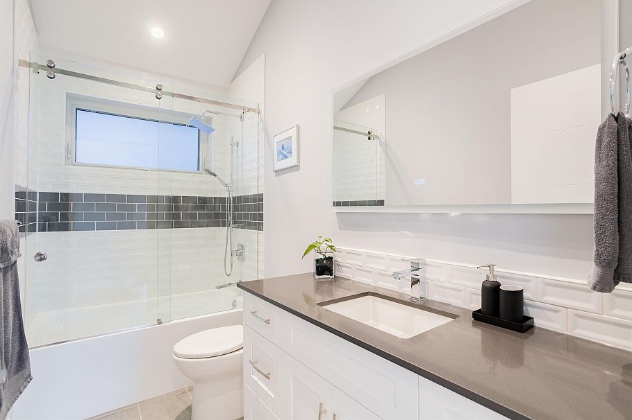 426 W 17th Avenue Vancouver, BC - 17