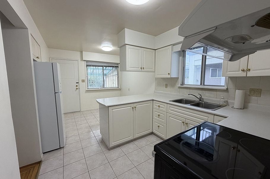 77 W 62nd Avenue Vancouver, BC - 4