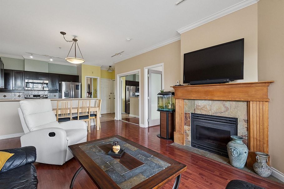 302 131 W 3rd Street North Vancouver, BC - 4
