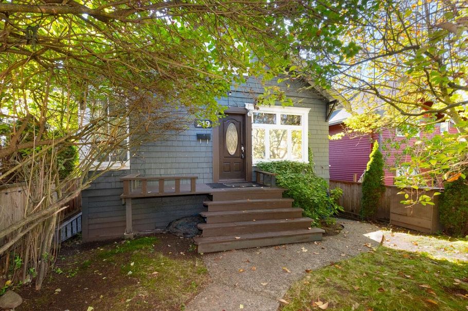 219 E 29th Street North Vancouver, BC - 2