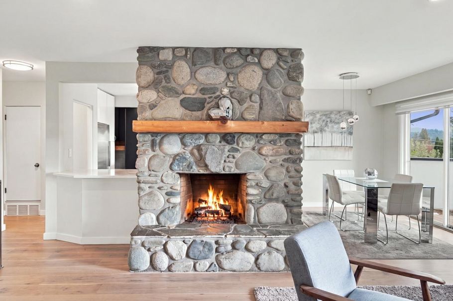 1103 Cloverley Street North Vancouver, BC - 11