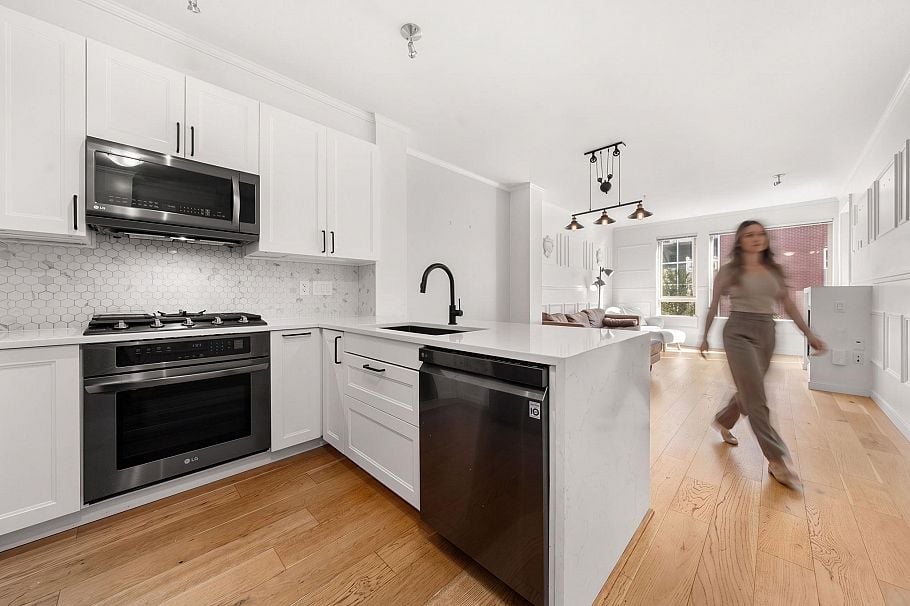 417 119 W 22nd Street North Vancouver, BC - 1