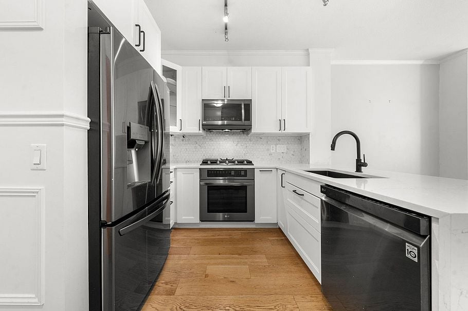 417 119 W 22nd Street North Vancouver, BC - 2