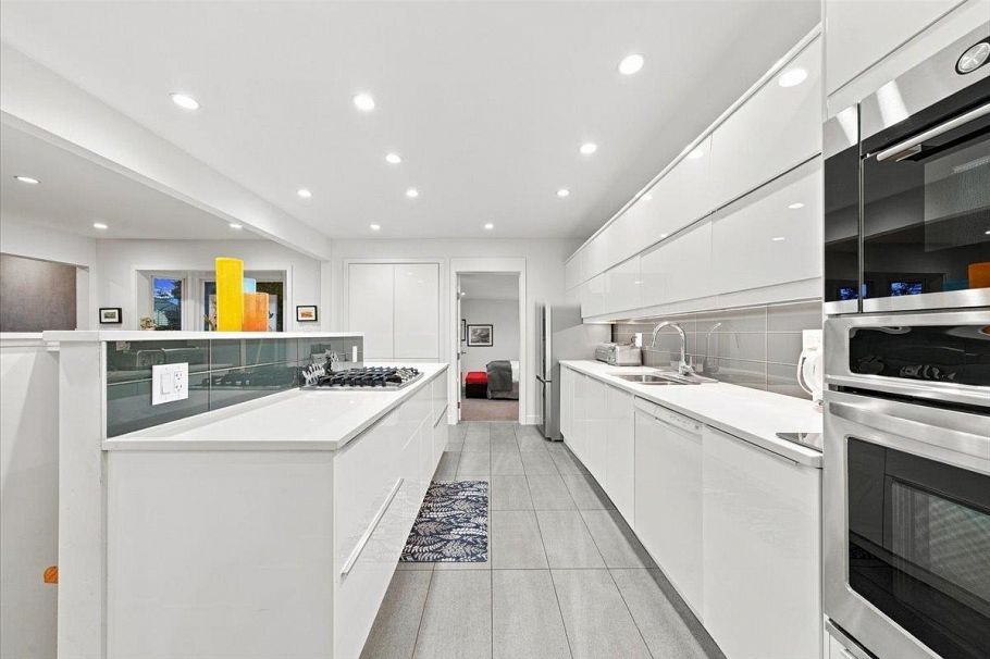 1095 W Keith Road North Vancouver, BC - 2