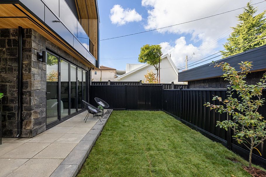 2 2145 Napier Street Vancouver, BC - 35