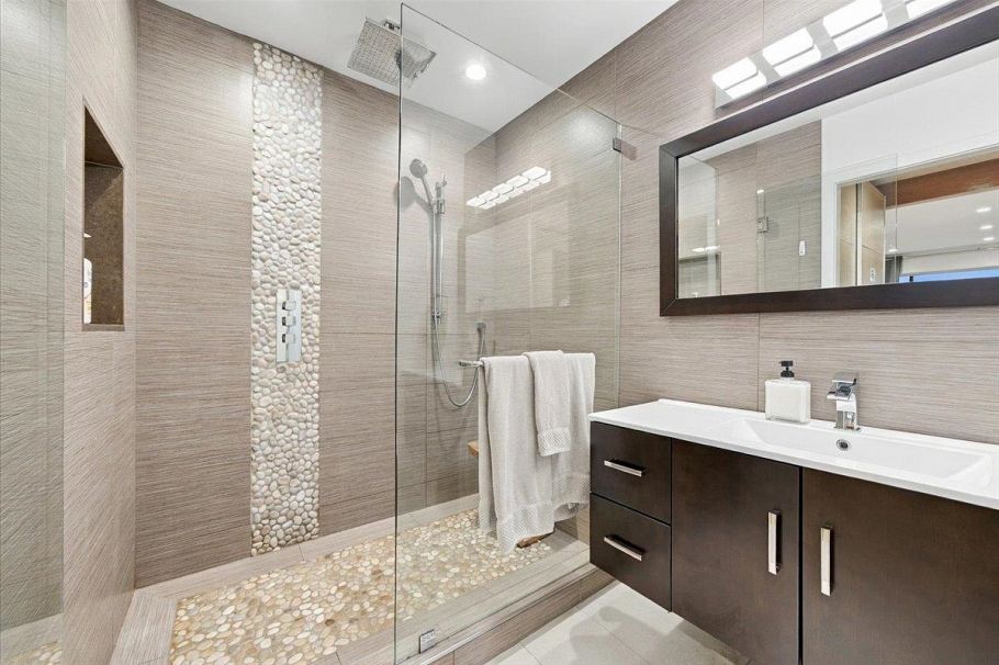 1095 W Keith Road North Vancouver, BC - 18