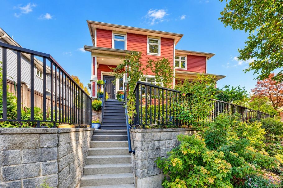 5502 Dundee Street Vancouver, BC - 1