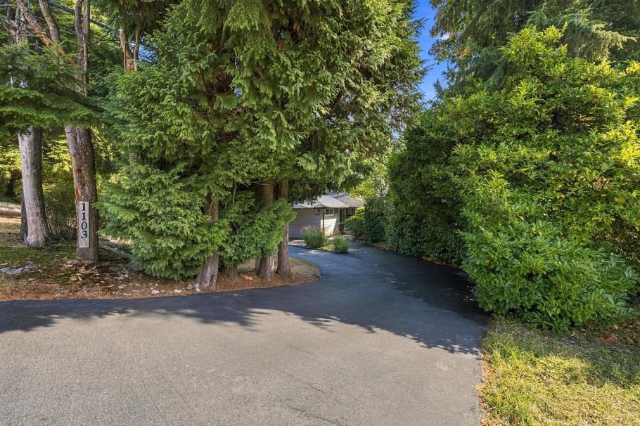 1103 Cloverley Street North Vancouver, BC - 40