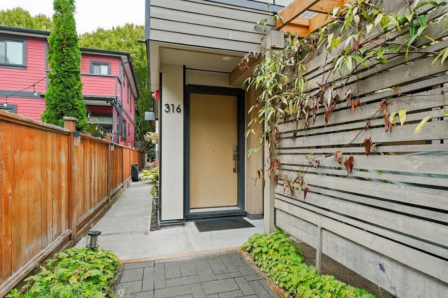 320 E 32nd Avenue Vancouver, BC - 32