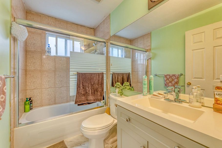 3028 E 26th Avenue Vancouver, BC - 30