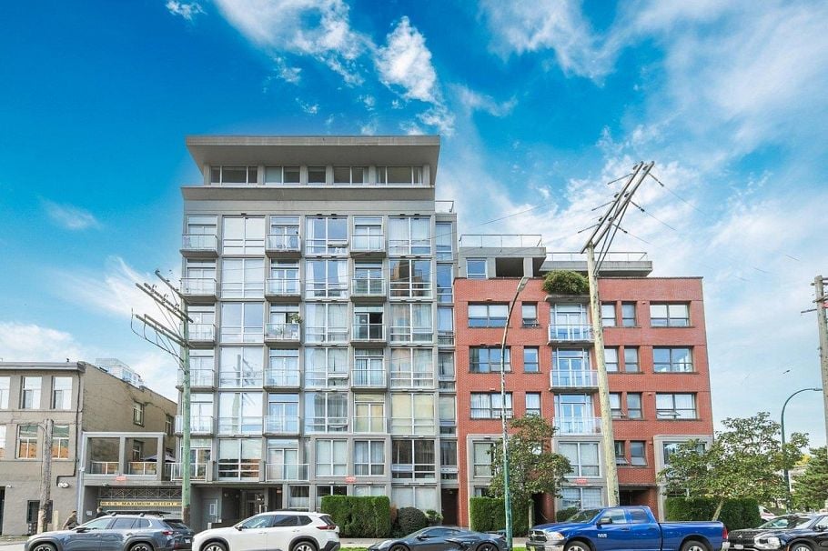 306 919 Station Street Vancouver, BC - 1