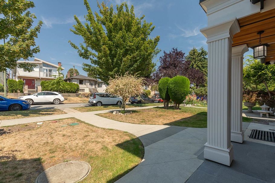 1342 E 60th Avenue Vancouver, BC - 3