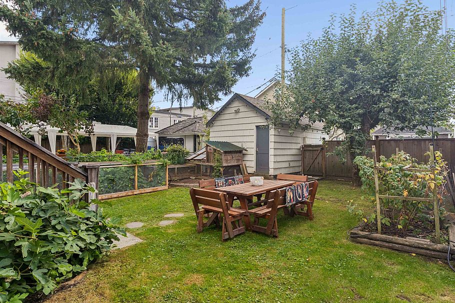 558 W 19th Avenue Vancouver, BC - 35