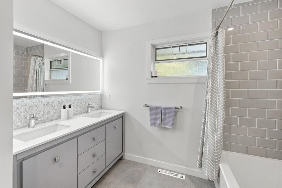 1103 Cloverley Street North Vancouver, BC - 18