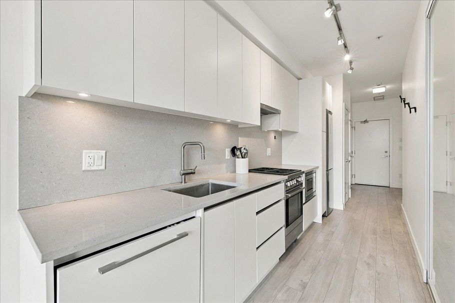 401 2141 E Hastings Street Vancouver, BC - 4