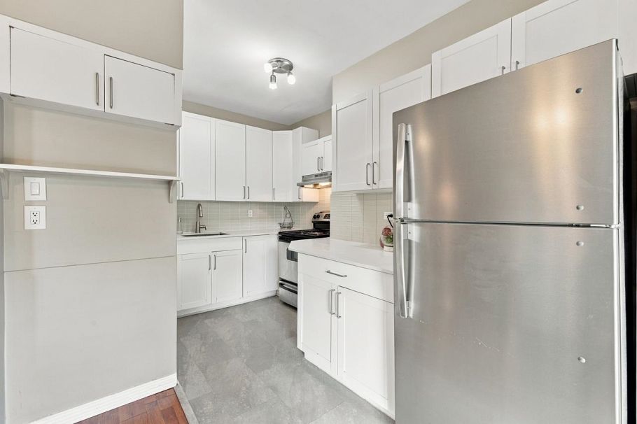 1103 Cloverley Street North Vancouver, BC - 32