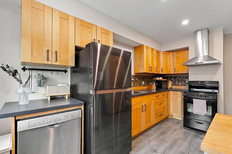 320 E 32nd Avenue Vancouver, BC - 9