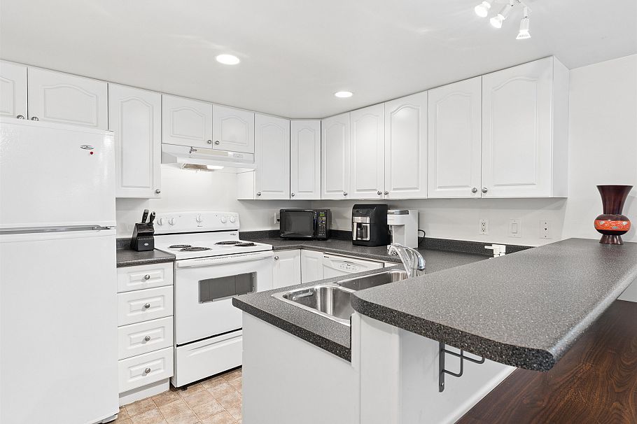 558 W 19th Avenue Vancouver, BC - 25