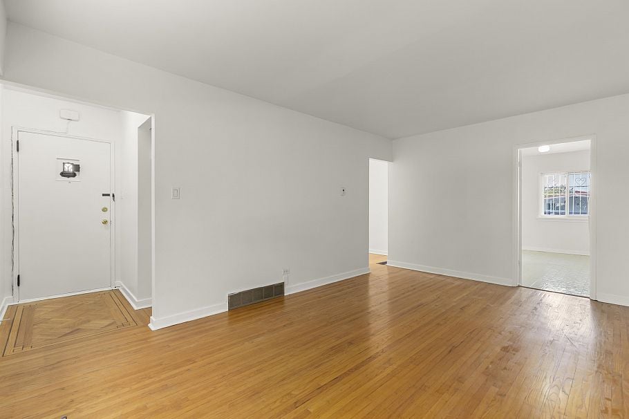 1060 Kelowna Street Vancouver, BC - 10