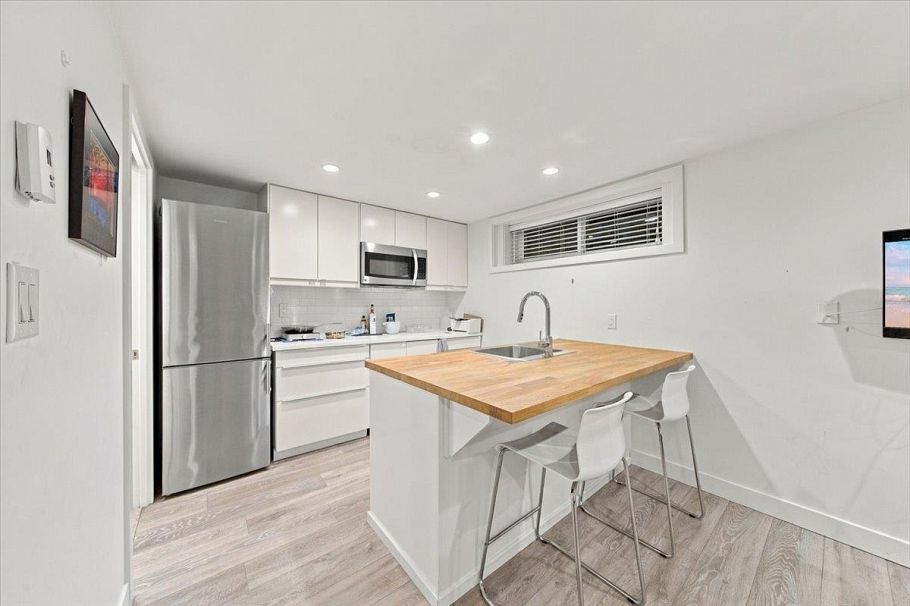 1095 W Keith Road North Vancouver, BC - 27