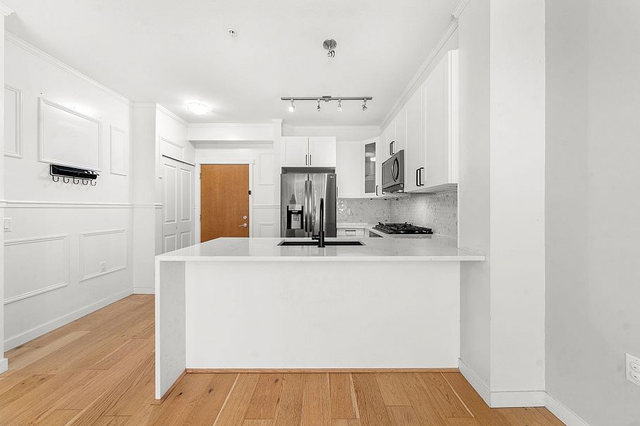 417 119 W 22nd Street North Vancouver, BC - 10