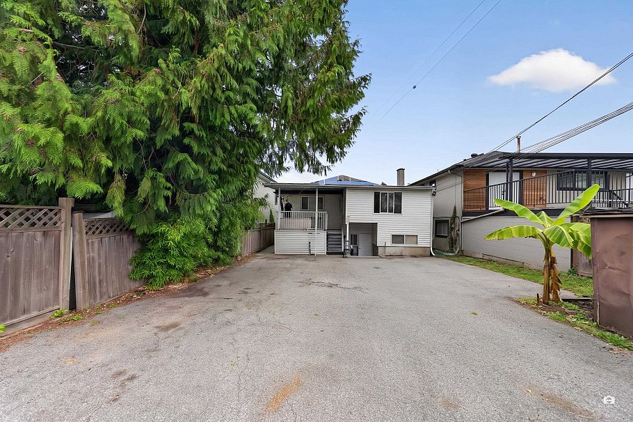 2528 E 24th Avenue Vancouver, BC - 2