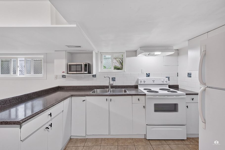 2528 E 24th Avenue Vancouver, BC - 16