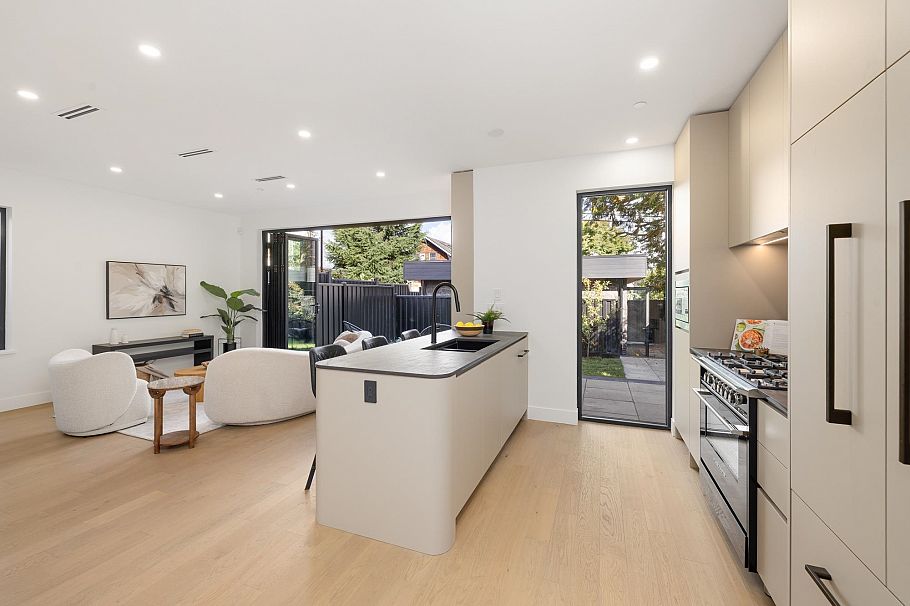 2 2145 Napier Street Vancouver, BC - 14