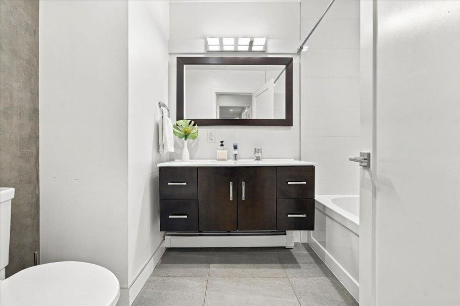 1095 W Keith Road North Vancouver, BC - 22
