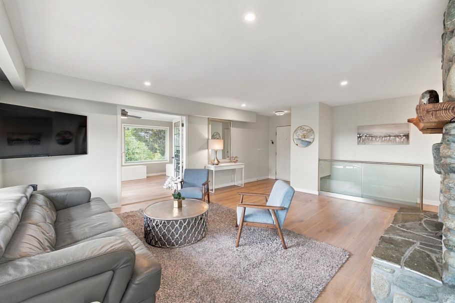 1103 Cloverley Street North Vancouver, BC - 8