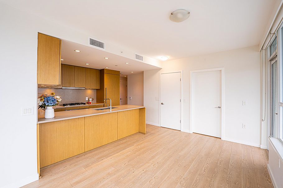 1607 125 E 14th Street North Vancouver, BC - 8