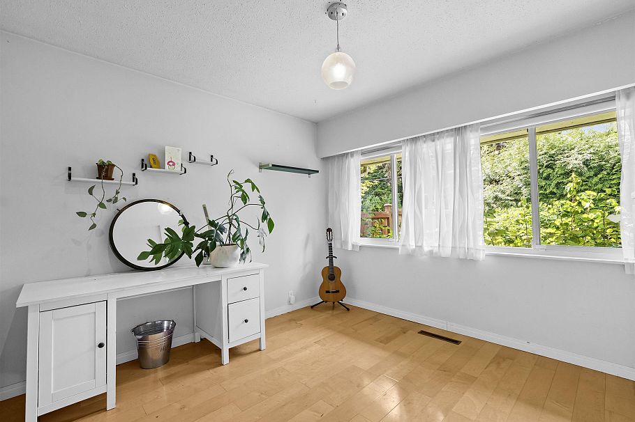 998 Fairway Drive North Vancouver, BC - 25