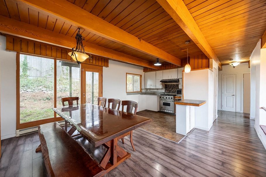 873 Baycrest Drive North Vancouver, BC - 2