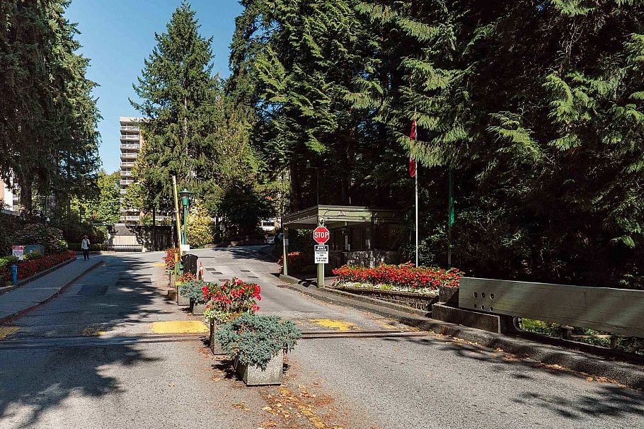 202 2012 Fullerton Avenue North Vancouver, BC - 2